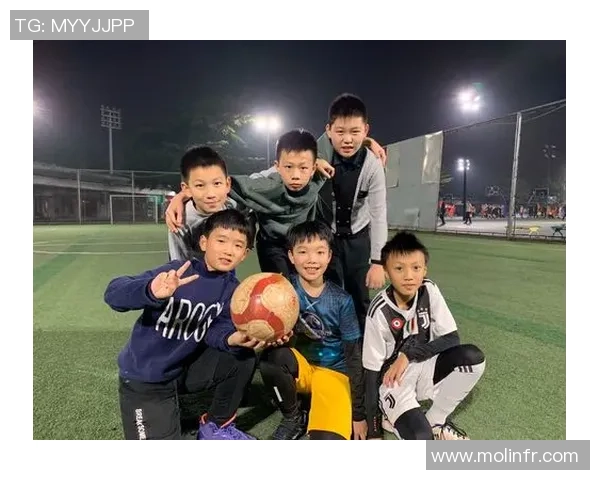 欢乐踢足球的乐趣与团队合作带来的无限快乐与成长体验